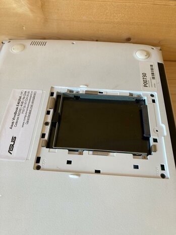 *mist klepje* Asus VivoBook E402NA Celeron N3350 HDMI Geen garantie
